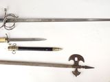 Plusieurs types d'armes sont exposés sur une surface blanche