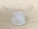 un saladier en verre transparent rempli de glaçons, posé sur une table