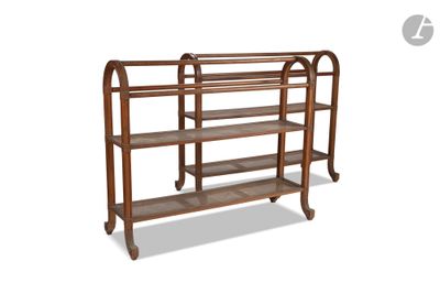 une image représentant une étagère en bois comportant trois tablettes de chaque côté