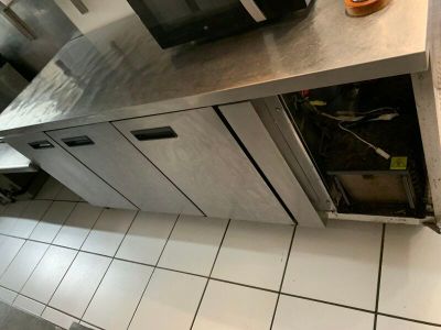 une image d'une cuisine avec un micro-ondes et un lave-vaisselle
