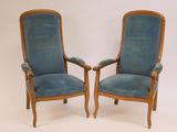 paire de fauteuils rembourrés bleus, avec accoudoirs et pieds