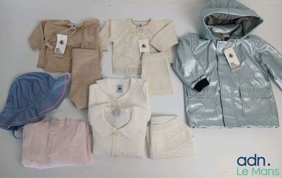 un tas de vêtements posés sur une table