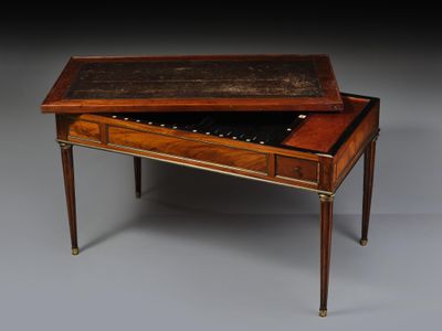 Table de tric-trac en acajou et placage d'acajou ouvrant en … - Photo 1