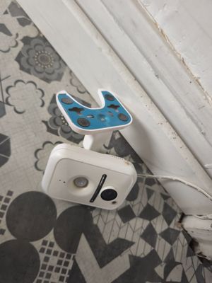 un porte-brosse à dents et porte-dentifrice fixé au mur