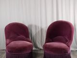 paire de chaises en velours violet avec des franges sur les pieds