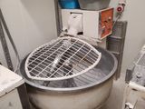 un grand saladier en métal posé dans une cuisine