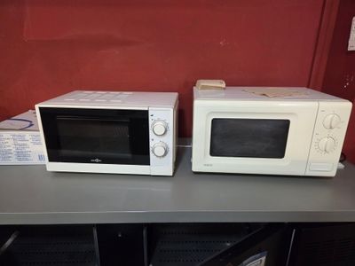deux fours à micro-ondes posés sur une table