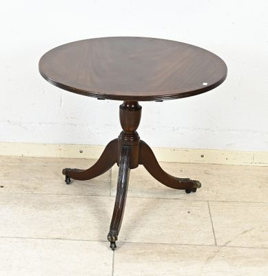 une petite table avec un plateau en bois posée sur un sol carrelé