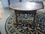 une table posée sur un tapis dans une pièce