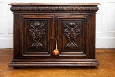 Buffet bas en chêne sculpté ouvrant par deux vantaux et deux…