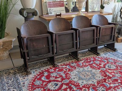 trois chaises en bois dans une pièce recouverte d'un tapis rouge