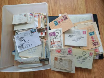 une boîte remplie de lettres et d'enveloppes posée sur une table