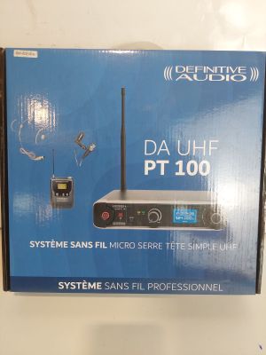 emballage d'une boîte sur laquelle sont posés une radio et un micro
