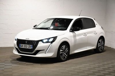la photo d'une voiture blanche garée dans un garage