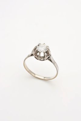 gros plan d'une bague en diamant sur fond blanc