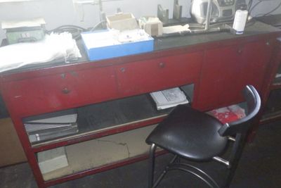 un bureau rouge avec une chaise noire devant