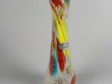 une image représentant un vase en verre coloré sur fond blanc