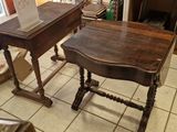 une petite table et une chaise dans une pièce au sol carrelé