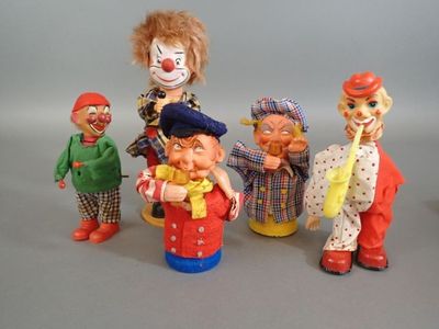 cinq figurines de clowns de tailles et de couleurs différentes