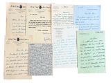 plusieurs vieilles lettres sont empilées sur une surface blanche