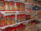 une étagère de produits alimentaires dans un magasin, sur laquelle sont disposés de nombreux articles