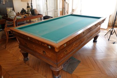 une table de billard au milieu d'un salon