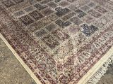un grand tapis posé au sol, au milieu de la pièce