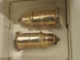 deux vases en argent posés dans une boîte sur une table