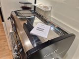 une machine à café posée sur un comptoir dans une cuisine