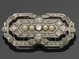 une broche Art déco ornée de perles et de diamants