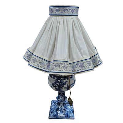 une lampe bleue et blanche munie d'un abat-jour blanc