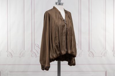 une photo d'une veste marron posée sur un mannequin