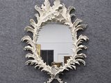 un miroir accroché au mur à côté d'une chaise