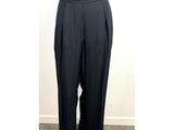 Le mannequin porte un haut et un pantalon noirs.