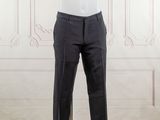 un mannequin masculin vêtu d'une chemise blanche et d'un pantalon noir