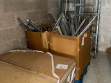 de nombreux cartons et une échelle dans une pièce