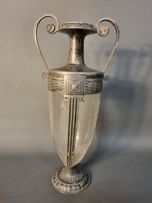 un vase en argent posé sur une table