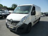 une camionnette blanche garée dans un parking