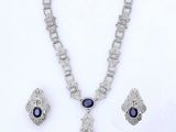 gros plan d'un collier et de boucles d'oreilles sur une surface blanche