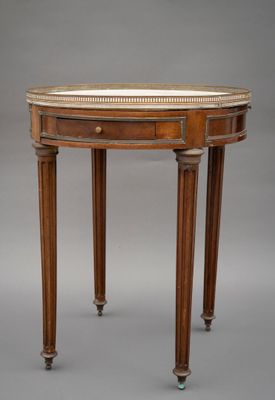 une petite table avec un plateau en marbre et des pieds en bois