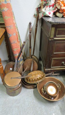 Important lot de cuivres culinaires : série de casseroles, bassin...