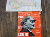 deux affiches de Lénine et une carte accrochées au mur