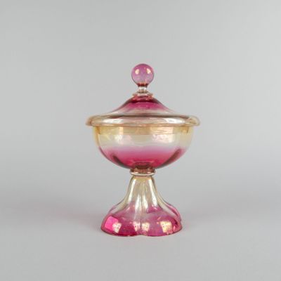 bonbonnière en verre rose et doré avec un couvercle bombé