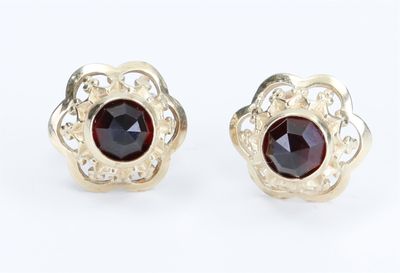 pair of garnet stone stud earrings in 14k yellow gold