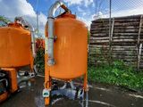 deux réservoirs orange placés l'un à côté de l'autre dans la rue