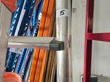 une échelle appuyée contre un mur