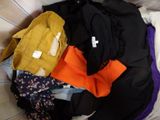 un tas de vêtements posé dans un panier sur un lit