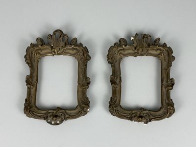 paire de cadres anciens dorés sur fond blanc