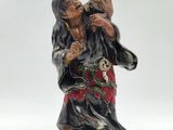 une figurine représentant un homme tenant un bébé dans ses bras