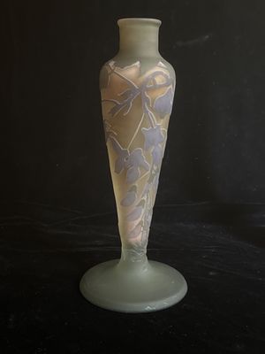 un vase en verre posé sur une table noire